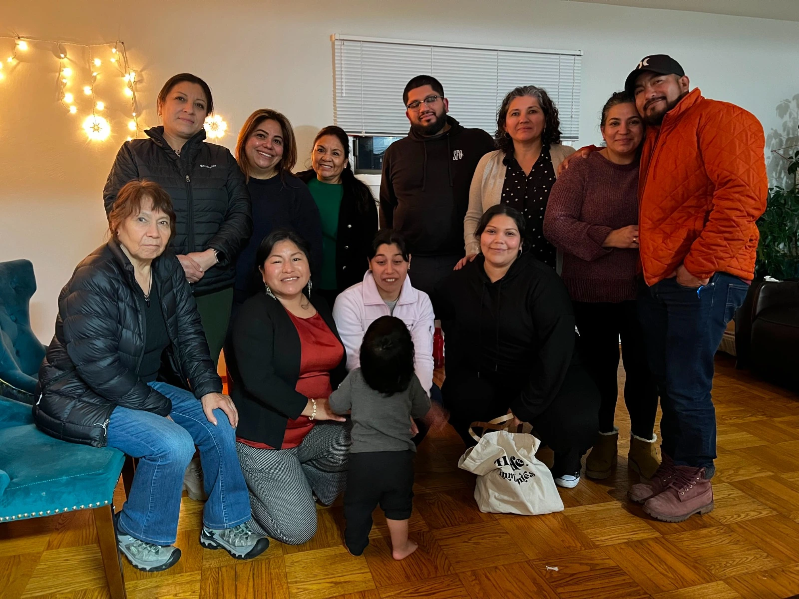 La comunidad de la formación reunida en un espacio cálido
